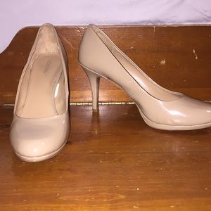 Women’s tan heels